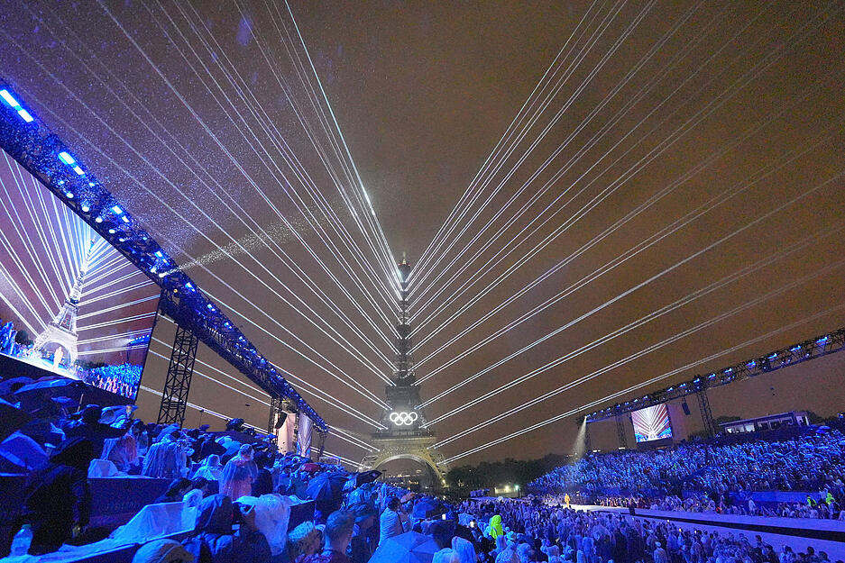 Lasershow im Trocadero-Stadion vor dem Wahrzeichen der Stadt, dem Eiffelturm.