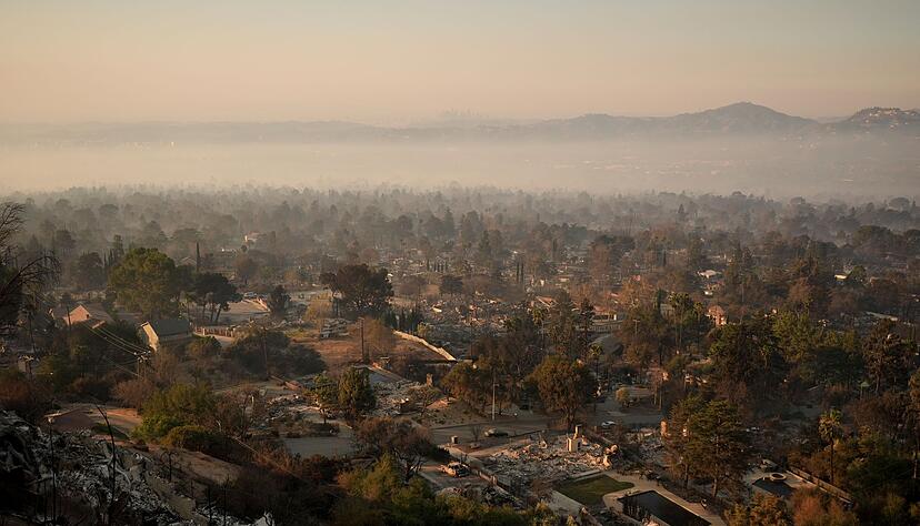&Uuml;ber der Zerst&ouml;rung liegt dichter Rauch.