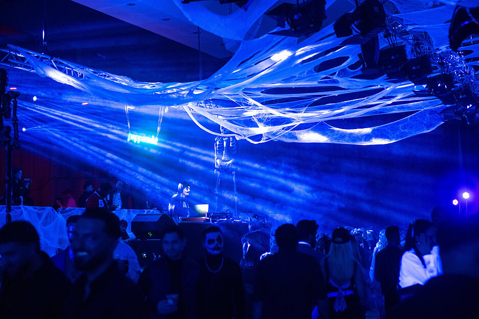 Mit und ohne Kostüm stürmen die Gäste in der Heilbronner Harmonie die Tanzfläche bei der Halloween-Party.