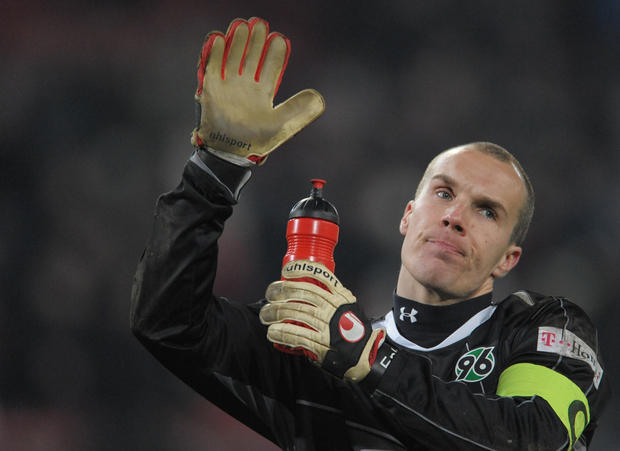 Die Fu&szlig;ball-Welt ist ersch&uuml;ttert und geschockt: Der deutsche Nationaltorwart Robert Enke ist tot.