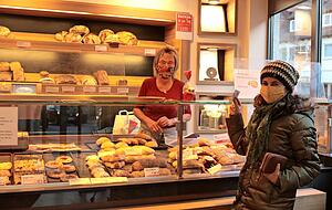Mayra Buschmanns kauft Weihnachtsgeb&auml;ck bei Kerstin Kesel. Die B&auml;ckerei H&ouml;nnige in der Hauptstra&szlig;e kann &uuml;ber mangelnde Kundschaft nicht klagen.