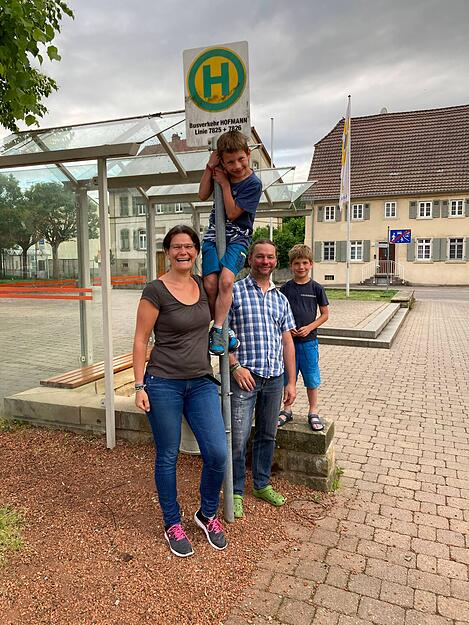 Familie Dörzbach an der Bushaltestelle Treschklingen.