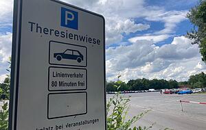 Noch wenig Ansturm auf dem Parkplatz der Theresienwiese vor dem Konzert der Ärzte. Noch wenig Ansturm auf dem Parkplatz der Theresienwiese vor dem Konzert der Ärzte.