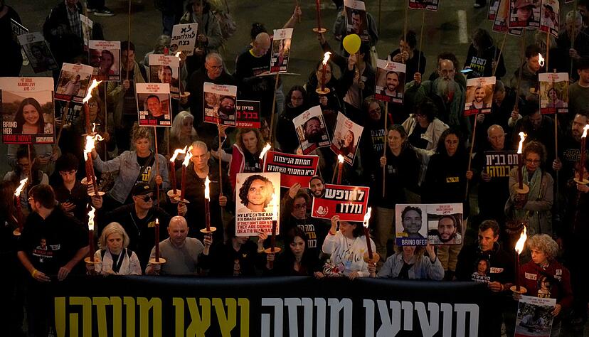 Angehörige und Freunde der Geiseln nahmen in Tel Aviv am Abend an einer Demonstration teil. Angehörige und Freunde der Geiseln nahmen in Tel Aviv am Abend an einer Demonstration teil.