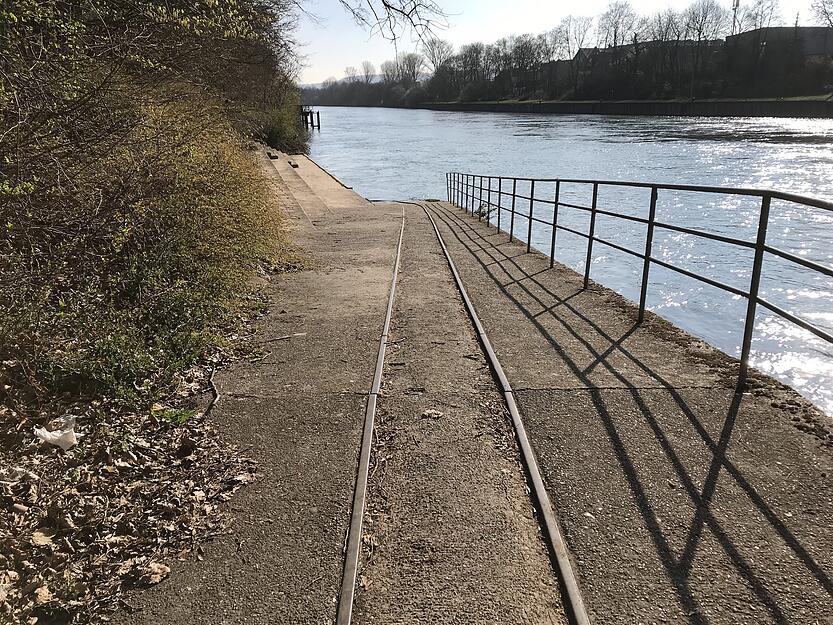 An dieser Stelle verschwinden die Schienen im Neckar. Dort, wo sich heute ein Stahlanleger befindet (Bildhintergrund), befand sich einst das Strandbad. An dieser Stelle verschwinden die Schienen im Neckar. Dort, wo sich heute ein Stahlanleger befindet (Bildhintergrund), befand sich einst das Strandbad.