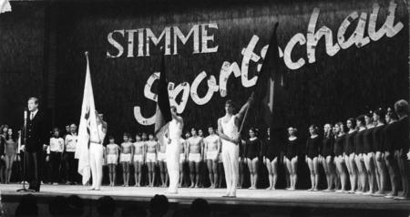 Mit seinem Hochsprung von 2, 21 Metern stellt Lothar Doster bei der 11. Stimme Sportschau eine gesamtdeutsche Hallen-Bestleistung auf. Zuvor war er von den Lesern der Heilbronner Stimme zum "Unterl&auml;nder Sportler des Jahres 1970" gew&auml;hlt worden.
Foto: Eisenmenger.