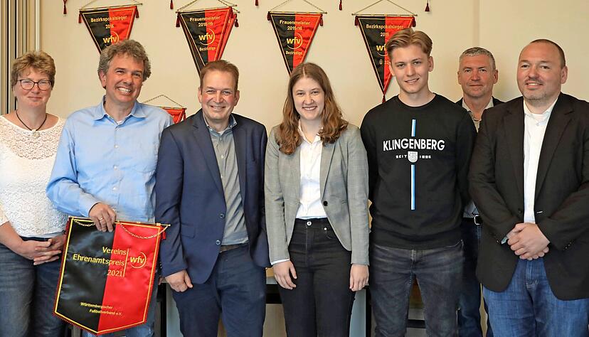 Ehrende und Geehrte (von links): Sonja Holder (Eintracht Obergriesheim/SGM Krumme Ebene, in Vertretung für Sohn Timo), Martin Kimmig (SGM ABI), Ingo Doberstein (Sport-Union Neckarsulm), Sarah Moder (SGM Fürfeld/Bonfeld), Robin Merkle (SSV Klingenberg), Harald Pfeifer (Ehrenamtsbeauftragter im Fußballbezirk Unterland) und Dirk Purucker (Vorsitzender Fußballbezirk Unterland) Ehrende und Geehrte (von links): Sonja Holder (Eintracht Obergriesheim/SGM Krumme Ebene, in Vertretung für Sohn Timo), Martin Kimmig (SGM ABI), Ingo Doberstein (Sport-Union Neckarsulm), Sarah Moder (SGM Fürfeld/Bonfeld), Robin Merkle (SSV Klingenberg), Harald Pfeifer (Ehrenamtsbeauftragter im Fußballbezirk Unterland) und Dirk Purucker (Vorsitzender Fußballbezirk Unterland)