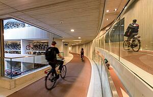 Das Fahrradparkhaus beim Bahnhof Utrecht Centraal ist nach Angaben der Stadt das größte der Welt. Das Fahrradparkhaus beim Bahnhof Utrecht Centraal ist nach Angaben der Stadt das größte der Welt.