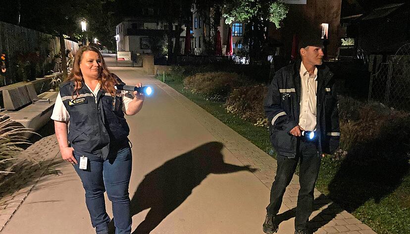 N&auml;chtlicher Streifzug &uuml;ber das Gel&auml;nde: Einsatzleiter Martin W&auml;gerle von K&ouml;tter Security mit Kollegin Simone Sichler.