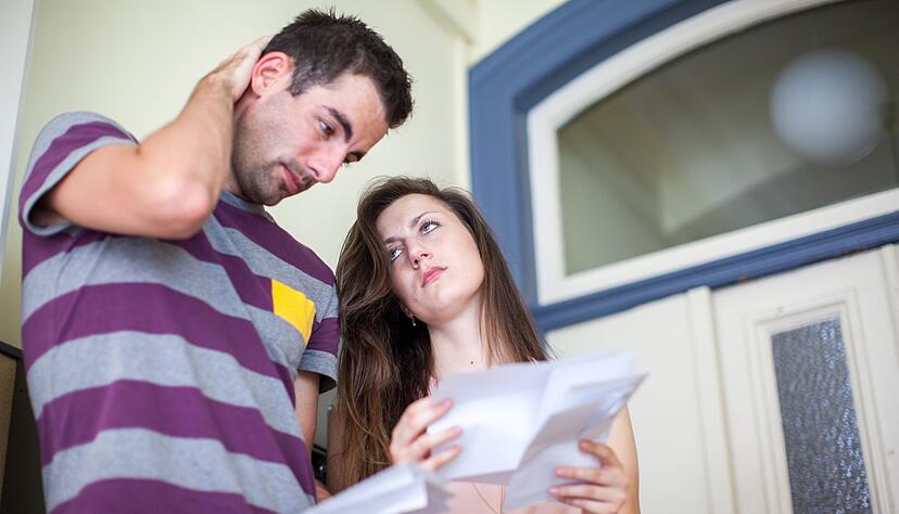 Achtung Mahnbescheid! Ein gelber Umschlag im Briefkasten erfordert schnelles Handeln.