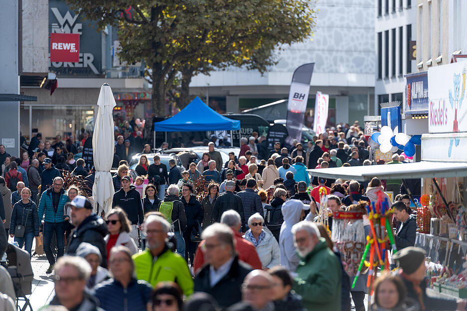 Gut gefüllt ist auch der Marktplatz, eingerahmt von Gastro-Ständen, an denen viel los ist.