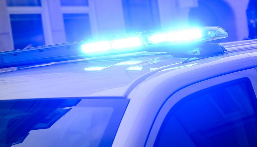 Der Radfahrer war von einem Zeugen auf der Landstraße gefunden worden. (Symbolbild) Der Radfahrer war von einem Zeugen auf der Landstraße gefunden worden. (Symbolbild)