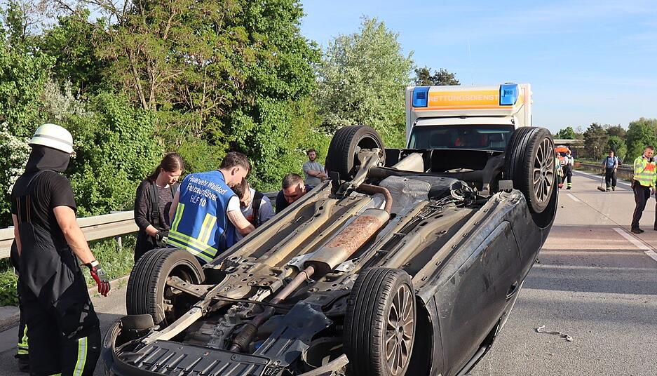 Das Fahrzeug bleibt auf dem Dach liegen.