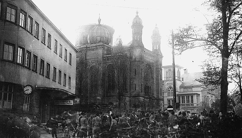 Schaulustige vor der niedergebrannten Synagoge an der Allee 4. Aufgenommen am 10. November 1938 gegen 8.40 Uhr von Fritz Walderich.
