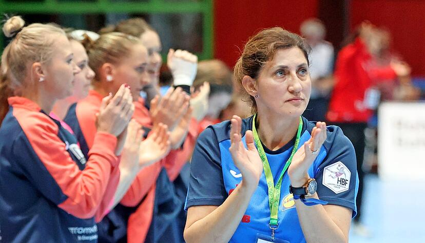 Beifallsklatschen, auch bei SUN-Trainerin Tanja Logvin (rechts). Der j&uuml;ngste Sieg kann aber nicht dar&uuml;ber hinwegt&auml;uschen, dass einiges im Argen liegt.