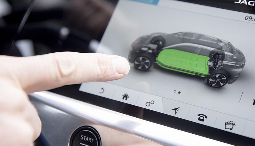 Geballte Ladung? Das E-Auto mit vollem Akku längere Zeit zu parken, tut dem Stromspeicher nicht gut. Geballte Ladung? Das E-Auto mit vollem Akku längere Zeit zu parken, tut dem Stromspeicher nicht gut.