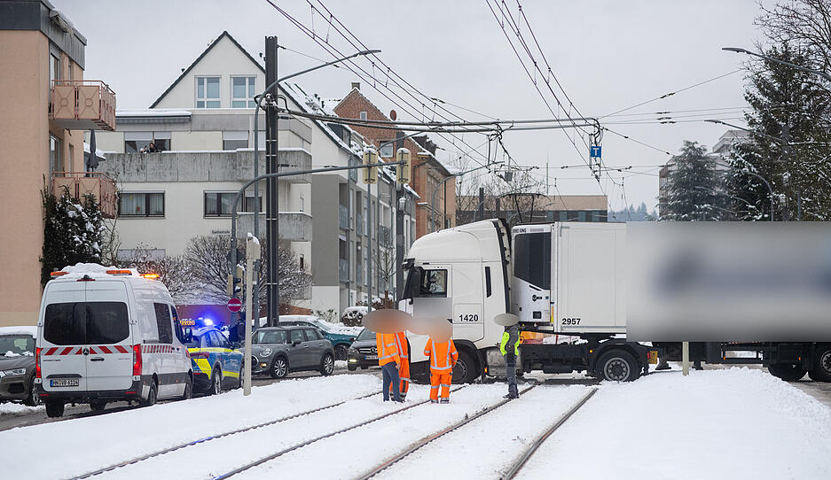 Das Technische Hilfswerk (THW) muss den Lastwagen abtransportieren.
