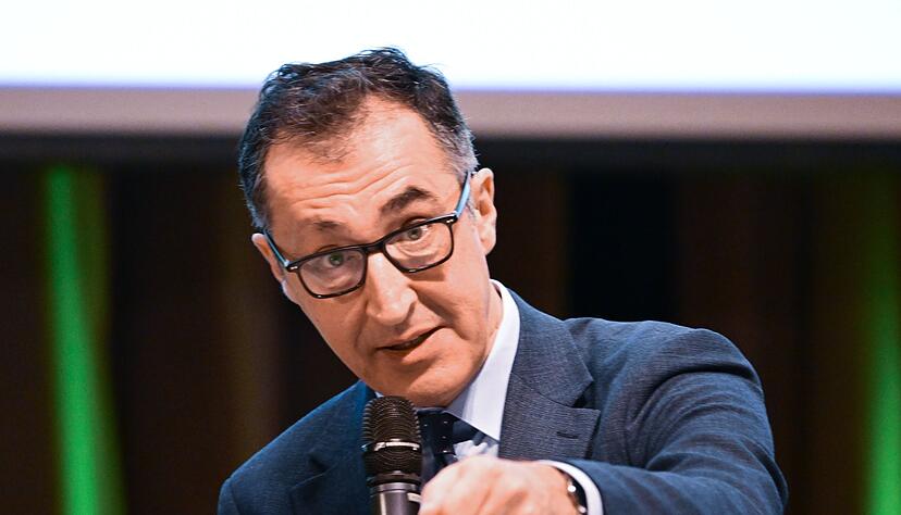 Vor einem Wahlkampfauftritt von Cem Özdemir wurde ein brennender Gegenstand entdeckt. Wie gefährlich war der Vorfall? (Archivbild) Vor einem Wahlkampfauftritt von Cem Özdemir wurde ein brennender Gegenstand entdeckt. Wie gefährlich war der Vorfall? (Archivbild)