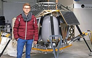 Hochtechnologie: Leon Knauer vor dem Landemodul ALINA (Autonomous Landing and Navigation Module).Fotos: privat