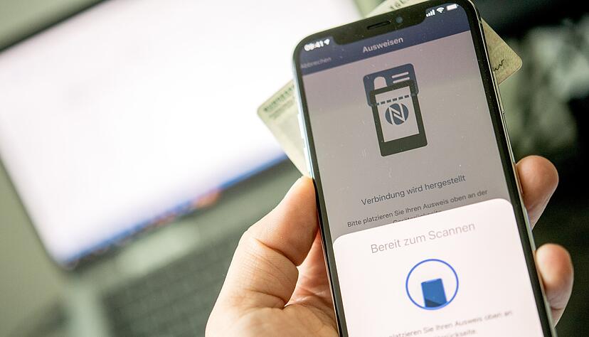 Aktivierter Online-Perso, PIN, Ausweis-App und Handy mit NFC-Funk: Wer Behördengänge online erledigen will, braucht einiges dafür. Foto: dpa Aktivierter Online-Perso, PIN, Ausweis-App und Handy mit NFC-Funk: Wer Behördengänge online erledigen will, braucht einiges dafür. Foto: dpa