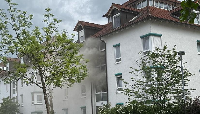 Durch den Kellerbrand gab es in Bad Friedrichshall- Plattenwald eine starke Rauchentwicklung. Die Bewohner können nach der Evakuierung zunächst nicht in ihre Wohnungen zurück.