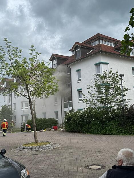 Durch den Kellerbrand gab es in Bad Friedrichshall- Plattenwald eine starke Rauchentwicklung. Die Bewohner können nach der Evakuierung zunächst nicht in ihre Wohnungen zurück.