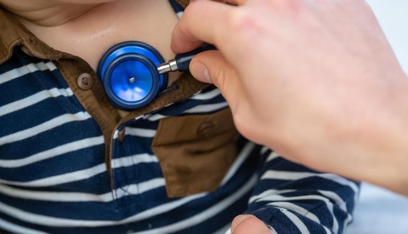 Ein Arzt untersucht ein Kind mit einem Stethoskop. Im Rems-Murr-Kreis blieben Kinderarztpraxen am Dienstag (27. Juni) geschlossen.