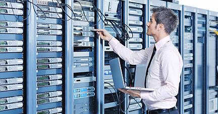 Je mehr die Server in den Rathäusern zu leisten haben, desto weniger Aktenordner sollten sich mit Papier füllen. Der Grad der Digitalisierung ist aktuell in den Kommunen noch sehr unterschiedlich.
