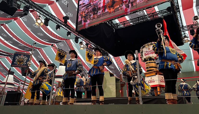 Das Cannstatter Volksfest ist nach dem Münchner Oktoberfest das zweitgrößte Volksfest der Welt. Am Freitag wurde das Fest mit dem traditionellen Fassanstich eröffnet.
