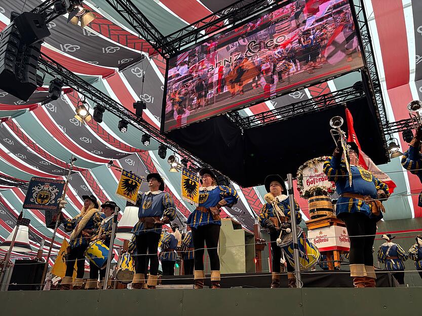 Das Cannstatter Volksfest ist nach dem Münchner Oktoberfest das zweitgrößte Volksfest der Welt. Am Freitag wurde das Fest mit dem traditionellen Fassanstich eröffnet. Das Cannstatter Volksfest ist nach dem Münchner Oktoberfest das zweitgrößte Volksfest der Welt. Am Freitag wurde das Fest mit dem traditionellen Fassanstich eröffnet.