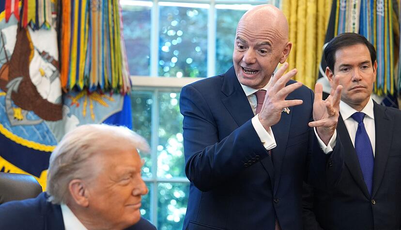 FIFA-Präsident Gianni Infantino (r) hält die USA als WM-Gastgeber für ein sicheres Land.