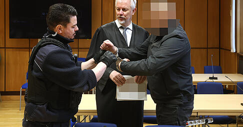 Vier Einbrüche in einer Nacht und ein fataler Verkehrsunfall auf der Rückfahrt: Ein 49 Jahre alter Mann steht seit Freitag vor Gericht. Vier Einbrüche in einer Nacht und ein fataler Verkehrsunfall auf der Rückfahrt: Ein 49 Jahre alter Mann steht seit Freitag vor Gericht.