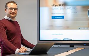 Jan Hartmann an einem Stehtisch. In der Corona-Zeit konnte die neue Ausstattung ihre St&auml;rken noch nicht ausspielen.