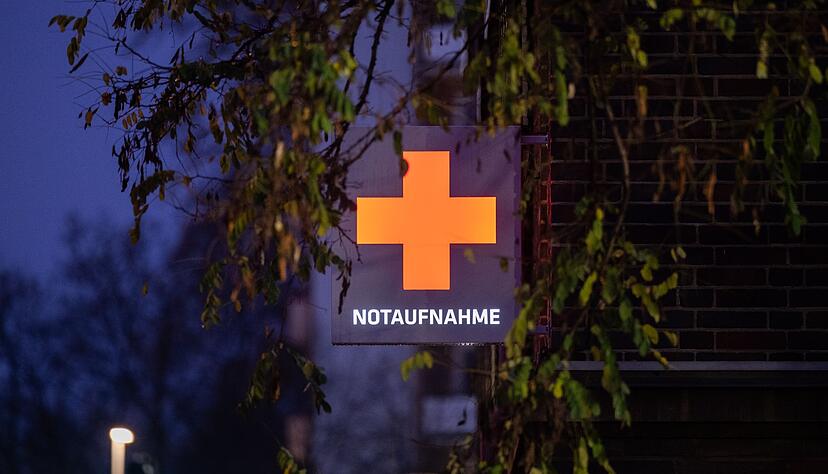 Ein Schild weist auf die&nbsp;Notaufnahme eines Krankenhauses hin.