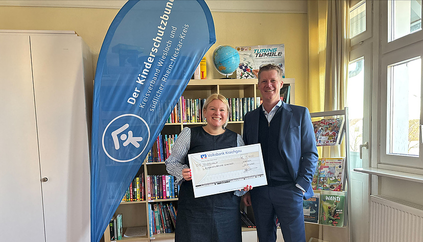 Lisa W&uuml;rmell (links im Bild) nimmt mit gro&szlig;er Freude die Spende der Volksbank von Vorstandsmitglied Thomas Rohrer (rechts im Bild) entgegen.