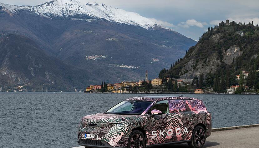 Elektrisches Flaggschiff: Der Skoda Peaq wird als CO2-neutrale Alternative zum Kodiaq positioniert und soll ab Herbst zu einem Grundpreis von rund 50.000 Euro erh&auml;ltlich sein.