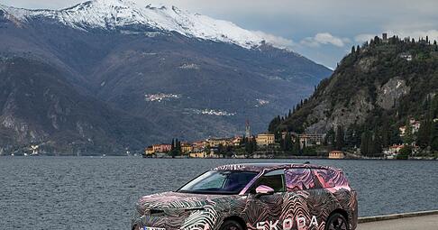 Elektrisches Flaggschiff: Der Skoda Peaq wird als CO2-neutrale Alternative zum Kodiaq positioniert und soll ab Herbst zu einem Grundpreis von rund 50.000 Euro erh&auml;ltlich sein.