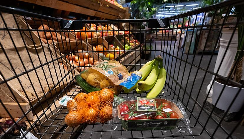 Die hohe Inflation ist seit Monaten eine Belastung für Verbraucherinnen und Verbraucher.