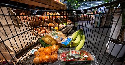 Die hohe Inflation ist seit Monaten eine Belastung für Verbraucherinnen und Verbraucher.