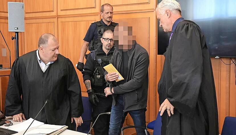 Ein 53 Jahre alter Mann aus Seckach muss sich vor dem Landgericht verantworten. Die Staatsanwaltschaft wirft ihm unter anderem zweifachen Mord und versuchten Mord vor. Ein 53 Jahre alter Mann aus Seckach muss sich vor dem Landgericht verantworten. Die Staatsanwaltschaft wirft ihm unter anderem zweifachen Mord und versuchten Mord vor.