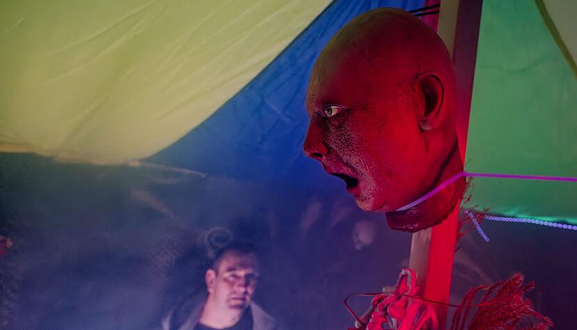 Sven Wagner baut sein Duisburger Reihenhaus jedes Jahr für einen Abend zu seiner Grusel-Atraktion um. Sven Wagner baut sein Duisburger Reihenhaus jedes Jahr für einen Abend zu seiner Grusel-Atraktion um.