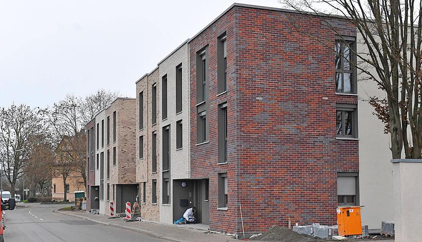 Die Townhouses mit Klinkerfassade schließen die Baulücke zwischen der Haltestelle Sonnenbrunnen und dem Eisenbahnmuseum.
Fotos: Mario Berger Die Townhouses mit Klinkerfassade schließen die Baulücke zwischen der Haltestelle Sonnenbrunnen und dem Eisenbahnmuseum.
Fotos: Mario Berger
