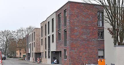 Die Townhouses mit Klinkerfassade schließen die Baulücke zwischen der Haltestelle Sonnenbrunnen und dem Eisenbahnmuseum.
Fotos: Mario Berger Die Townhouses mit Klinkerfassade schließen die Baulücke zwischen der Haltestelle Sonnenbrunnen und dem Eisenbahnmuseum.
Fotos: Mario Berger