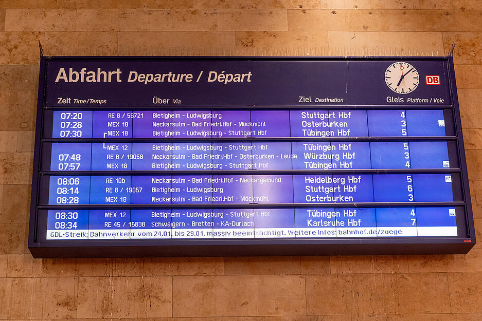 Fahrgäste im Fern-, Regional- und S-Bahn-Verkehr müssten sich auf ein stark reduziertes Angebot einstellen und sollten sich vor Fahrtantritt über ihre Verbindung informieren.