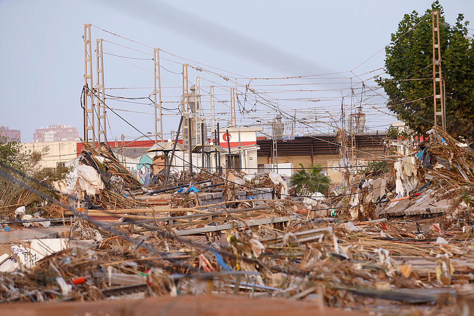 Nach den Überschwemmungen durch schwere Unwetter sind einige Gleisabschnitte in Spanien von Ästen bedeckt.