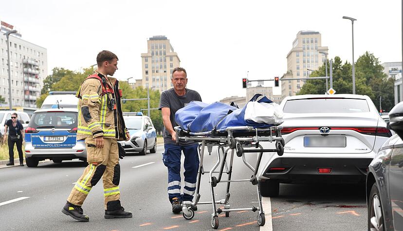 Ein 41 Jahre alter Fußgänger ist in Berlin-Mitte von einem Auto überfahren worden und ums Leben gekommen. (Archivbild) Ein 41 Jahre alter Fußgänger ist in Berlin-Mitte von einem Auto überfahren worden und ums Leben gekommen. (Archivbild)