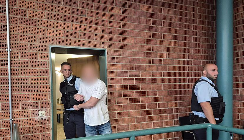 Wegen einer Messerattacke gegen drei Männer muss sich ein 28 Jahre alter Mann wegen versuchten Totschlags verantworten. Wegen einer Messerattacke gegen drei Männer muss sich ein 28 Jahre alter Mann wegen versuchten Totschlags verantworten.