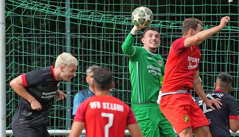 Das Ziel von T&uuml;rkspor Eppingen ist, ein Bollwerk um Torh&uuml;ter Edoardo De Pizzol (Zweiter von rechts) zu etablieren.
Foto: Michael Nachreiner