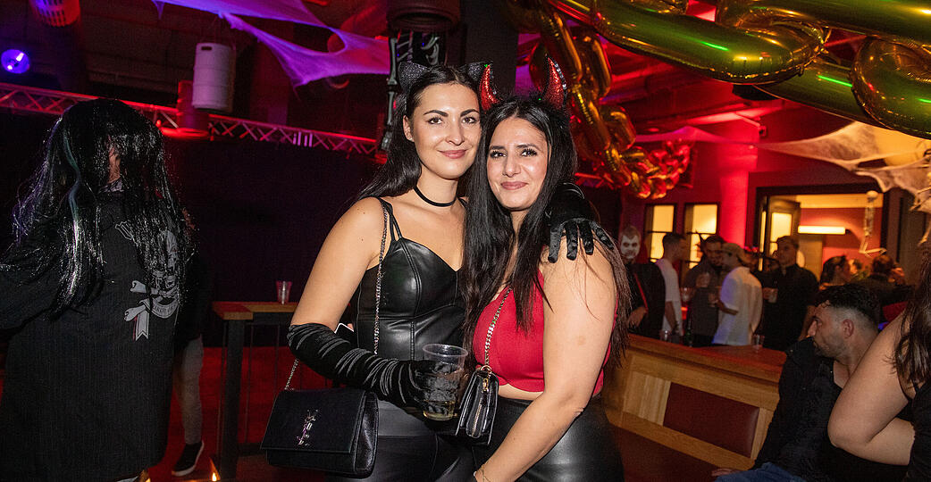 In der Halloween-Nacht waren viele Feierbegeisterte in Kostümen unterwegs. In der Halloween-Nacht waren viele Feierbegeisterte in Kostümen unterwegs.