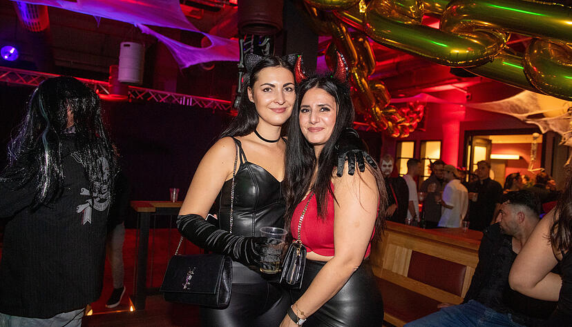 In der Halloween-Nacht waren viele Feierbegeisterte in Kostümen unterwegs. In der Halloween-Nacht waren viele Feierbegeisterte in Kostümen unterwegs.